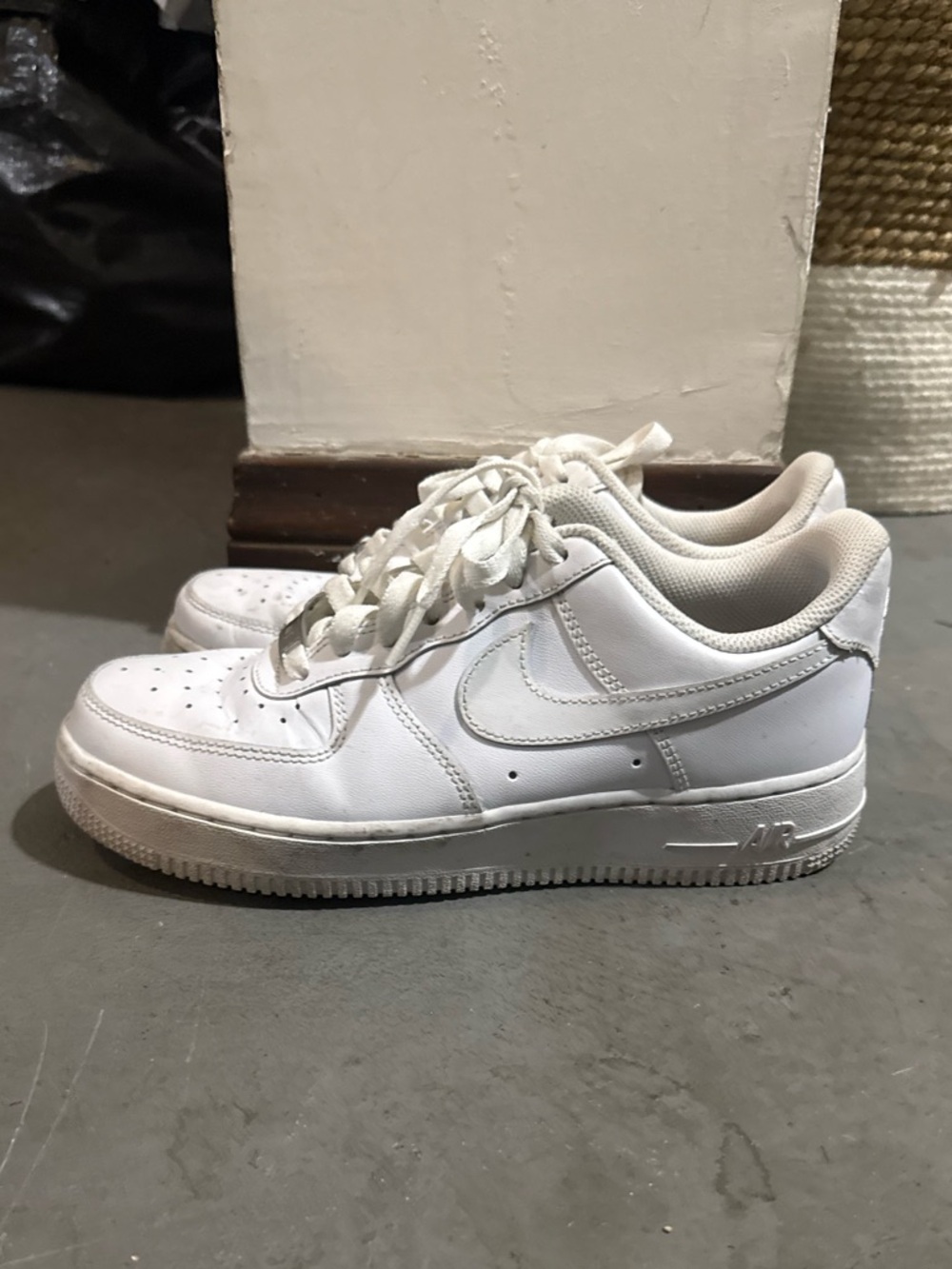 NIKE AIR FORCE 1 07’ WOMENS SNEAKERS, SIZE US 7.5, WHITE